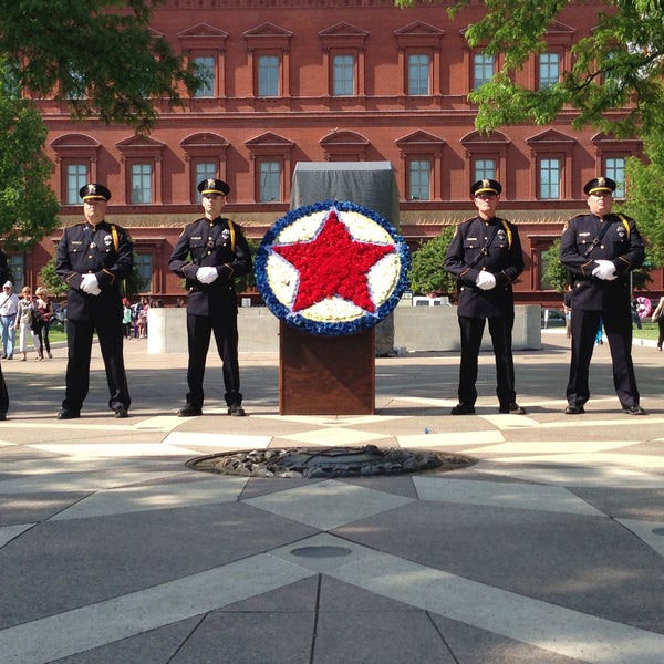 Снимок сделан в National Law Enforcement Officers Memorial пользователем Danielle S. 5/15/2013