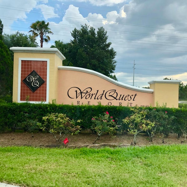 Foto diambil di WorldQuest Orlando Resort oleh Debbie E. pada 6/12/2021