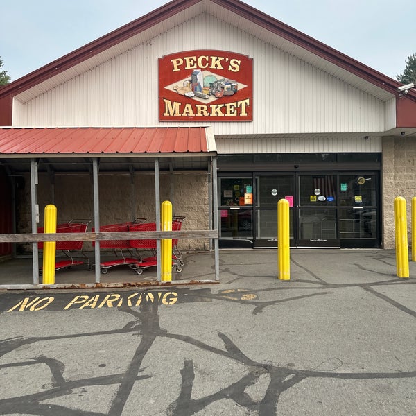 Peck's Market Grocery Store