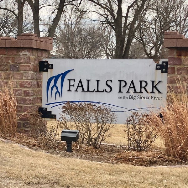 รูปภาพถ่ายที่ Falls Park โดย Debbie E. เมื่อ 3/27/2022