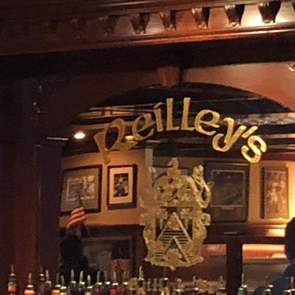 Foto diambil di Reilley&#39;s Grill &amp; Bar oleh Debbie E. pada 8/5/2021