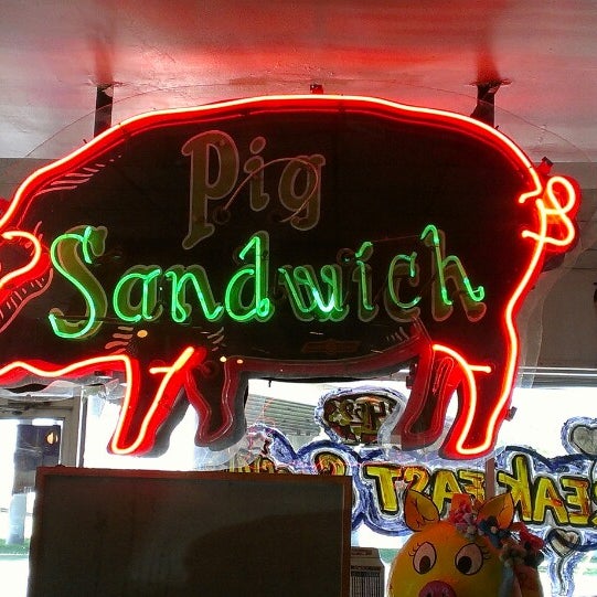 3/15/2013에 Kim M.님이 Mary Ann&#39;s Pig Stand에서 찍은 사진