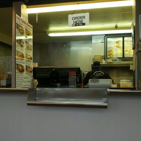 11/29/2012에 Miles R.님이 George&#39;s Burgers에서 찍은 사진