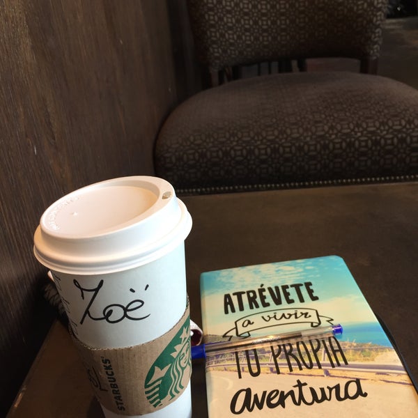 รูปภาพถ่ายที่ Starbucks โดย Zoë V. เมื่อ 9/17/2017