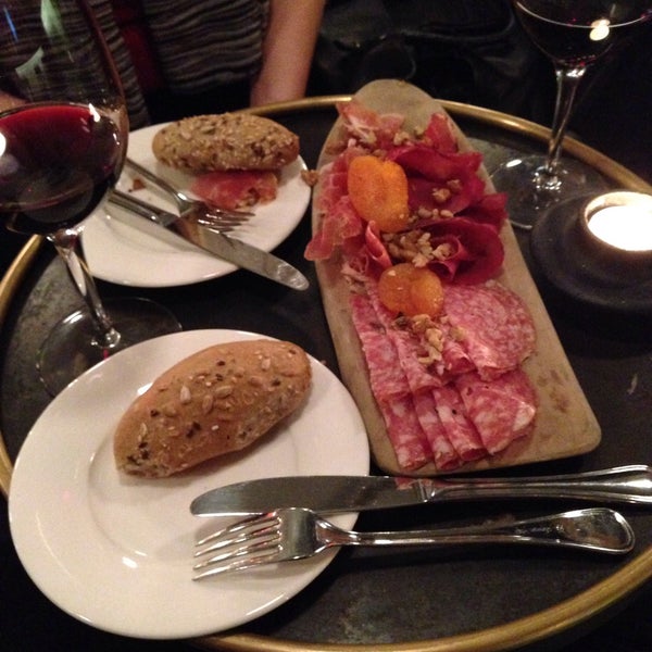 4/1/2015 tarihinde Sema S.ziyaretçi tarafından Colonie Bar &amp; Brasserie'de çekilen fotoğraf