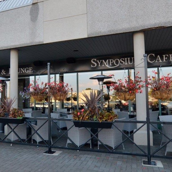 รูปภาพถ่ายที่ Symposium Cafe Restaurant Oakville โดย Symposium Cafe Restaurant Oakville เมื่อ 8/3/2022