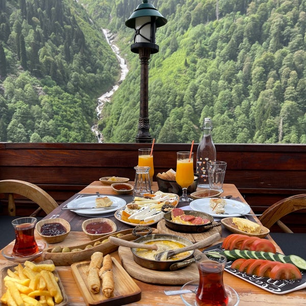 Foto tirada no(a) Ayder Doğa Resort Otel por İ.Alper em 6/15/2022