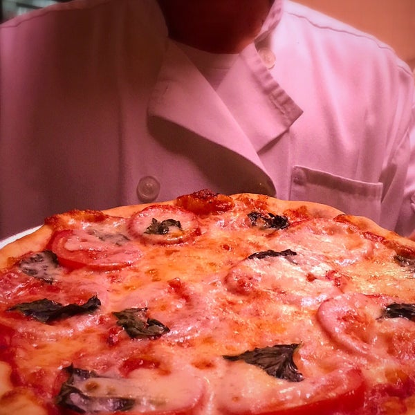 Снимок сделан в Antonio’s Flying Pizza and Italian Restaurant пользователем Antonio’s Flying Pizza and Italian Restaurant 1/7/2016