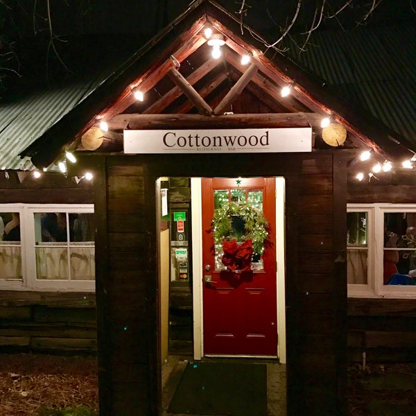 12/22/2016 tarihinde Top Thitipolziyaretçi tarafından Cottonwood Restaurant &amp; Bar'de çekilen fotoğraf