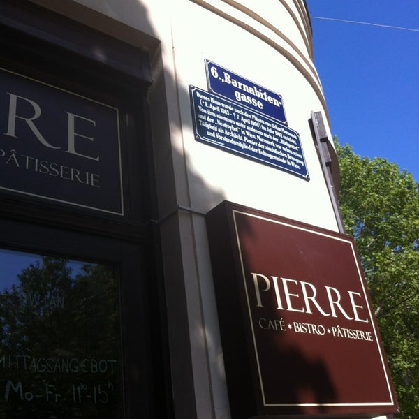 Photo prise au Cafe Pierre par Tuba S. le4/27/2014