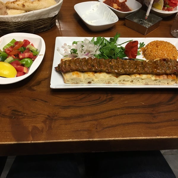 รูปภาพถ่ายที่ Et-Raf Restaurant โดย İsa K. เมื่อ 9/3/2019