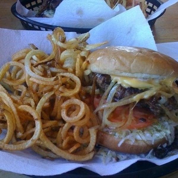 Foto scattata a The Burger Guru da SkaterRon B. il 5/28/2014