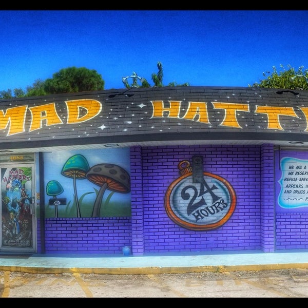 Foto diambil di Mad Hatters Ethnobotanical Tea Bar oleh Scooter pada 10/22/2015