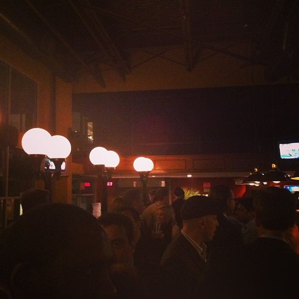 รูปภาพถ่ายที่ Chelsea Brewing Company โดย Justin M. เมื่อ 11/22/2013