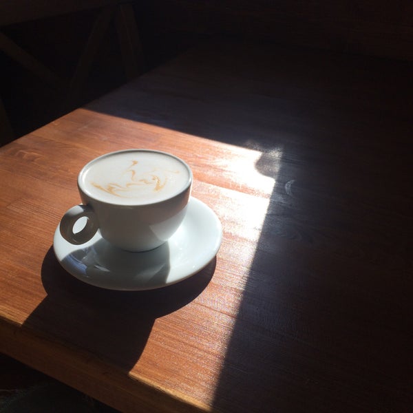 Foto tirada no(a) Wake Up Coffee por letta k. em 3/17/2015