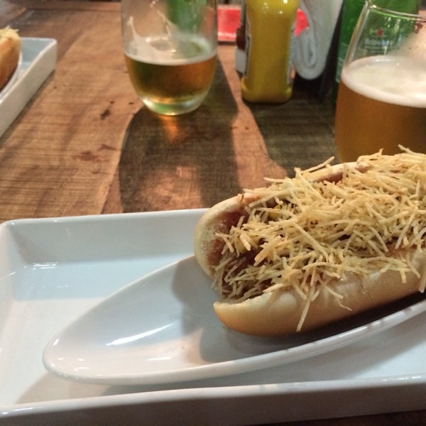 4/22/2014 tarihinde Monica S.ziyaretçi tarafından Überdog - Amazing Hot Dogs'de çekilen fotoğraf