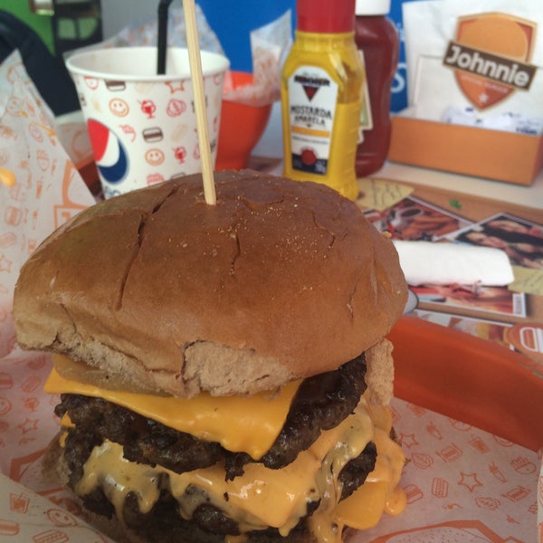 6/6/2015 tarihinde Monica S.ziyaretçi tarafından Johnnie Special Burger'de çekilen fotoğraf