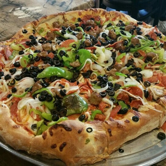 6/15/2016 tarihinde Eric L.ziyaretçi tarafından Shelly Pie Pizza'de çekilen fotoğraf