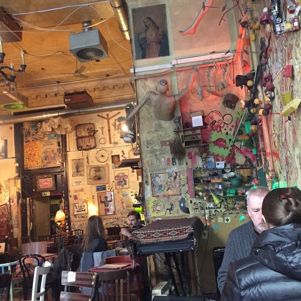 3/17/2020 tarihinde Rozman M.ziyaretçi tarafından Csendes Vintage Bar &amp; Cafe'de çekilen fotoğraf