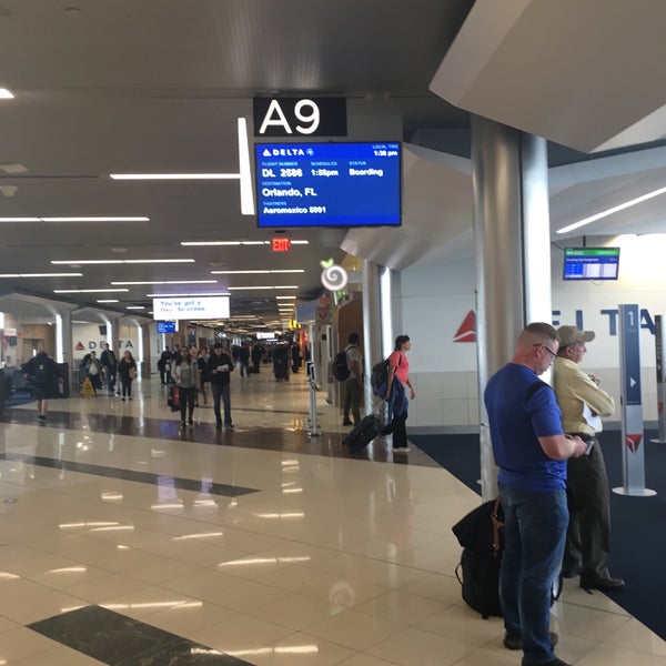 Das Foto wurde bei Flughafen Atlanta Hartsfield-Jackson (ATL) von Jim C. am 10/22/2017 aufgenommen