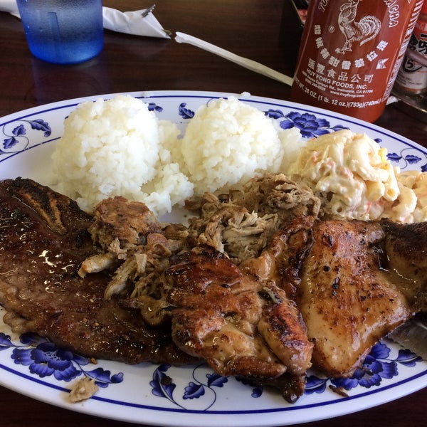 Photo prise au Rutts Hawaiian Cafe - Hawaiian Catering par Giovanni F. le12/20/2014