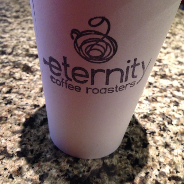 12/6/2014 tarihinde dean c.ziyaretçi tarafından Eternity Coffee Roasters'de çekilen fotoğraf