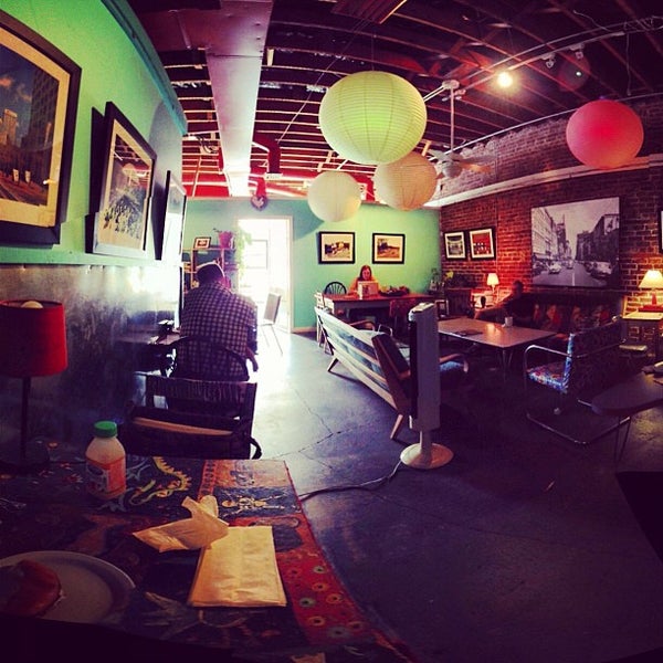 9/28/2012 tarihinde Seanziyaretçi tarafından Otherlands Coffee Bar &amp; Exotic Gifts'de çekilen fotoğraf