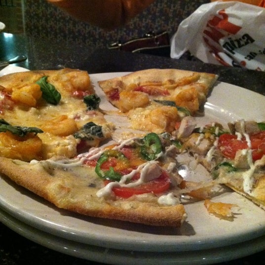 Foto scattata a Brixx Wood Fired Pizza da Malia E. il 12/19/2012