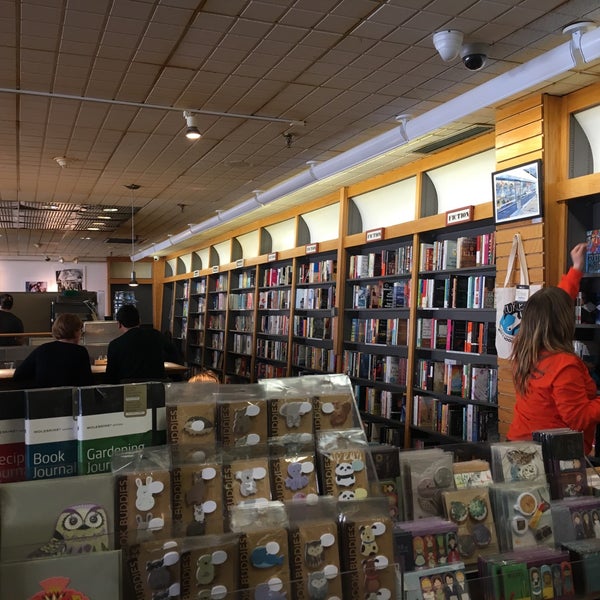 Das Foto wurde bei Atticus Bookstore Cafe von Tay am 4/9/2017 aufgenommen
