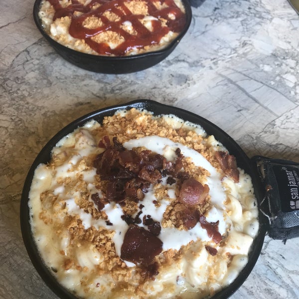 Foto diambil di Mac N&#39; Out Macaroni &amp; Cheese oleh Tay pada 2/23/2019