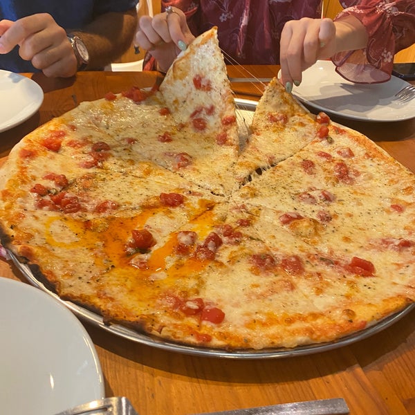7/21/2022 tarihinde Özlemziyaretçi tarafından The Upper Crust Pizzeria'de çekilen fotoğraf