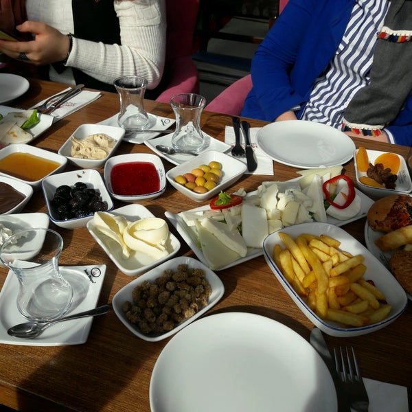 Das Foto wurde bei Kebap Diyarı Restaurant von Suzannnn am 3/6/2017 aufgenommen
