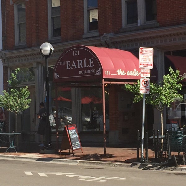Foto tomada en The Earle Restaurant  por Joseph B. el 6/28/2016