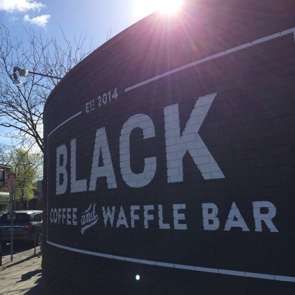 รูปภาพถ่ายที่ Black Coffee &amp; Waffle Bar โดย Tom H. เมื่อ 5/22/2014