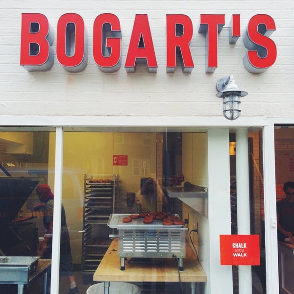Foto diambil di Bogart&#39;s Doughnut Co. oleh Tom H. pada 8/10/2014