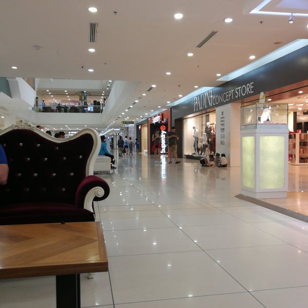 Foto tomada en Suria Sabah Shopping Mall  por Helen L. el 8/23/2019