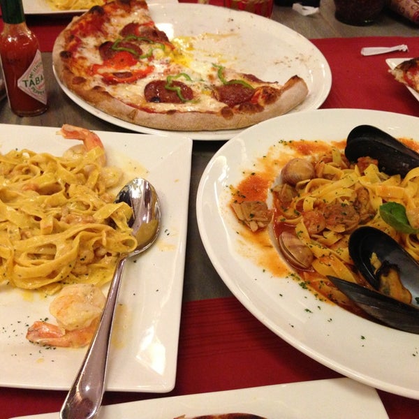 Photo prise au Pizza Pino Restaurant par Michelle M. le6/19/2013
