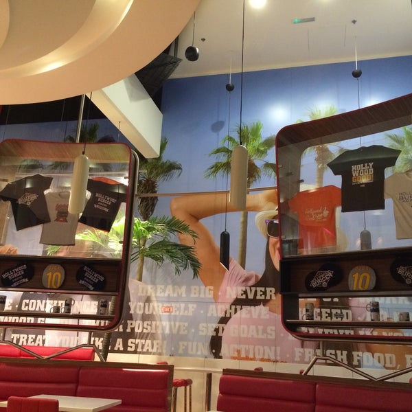 12/14/2014에 Michelle M.님이 Hollywood Burger هوليوود برجر에서 찍은 사진