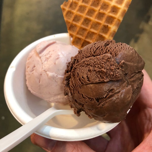 Снимок сделан в Jeni&#39;s Splendid Ice Creams пользователем Anthony H. 6/29/2018