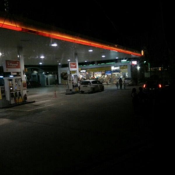 Photo taken at Shell by Afiq S. on 11/22/2015