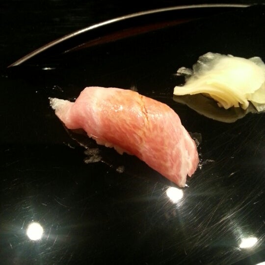 5/18/2013 tarihinde Tinaziyaretçi tarafından Sushi Oyama'de çekilen fotoğraf