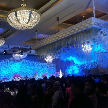 Das Foto wurde bei Grand Ballroom - Hotel Mulia Senayan, Jakarta von Kiki h. am 10/28/2012 aufgenommen