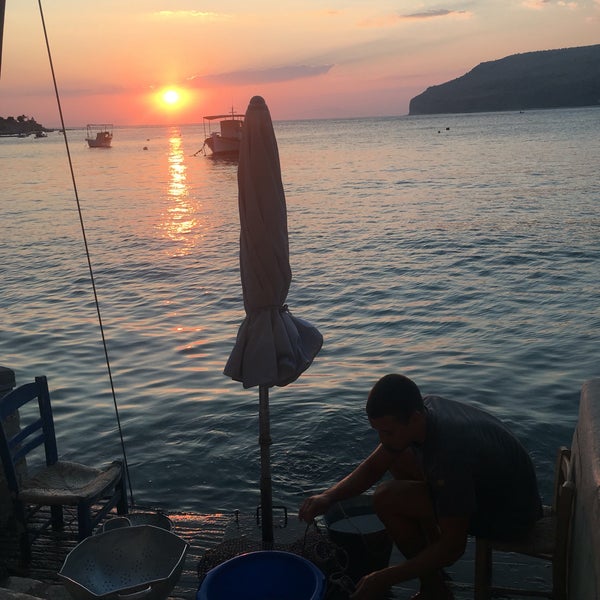 A top notch fish restaurant that provides great experiences(Beautiful Sunset&in front of our eyes a boy was cleaning the fish that we ordered)besides the high quality that it serves!Prices are good
