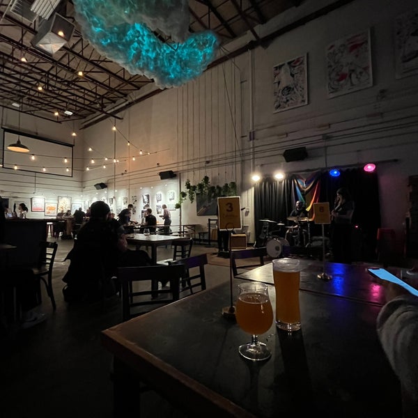 Photo taken at Aeronaut Brewing Company by 𝓐 𝐘𝐃𝐢𝐍 on 3/4/2022