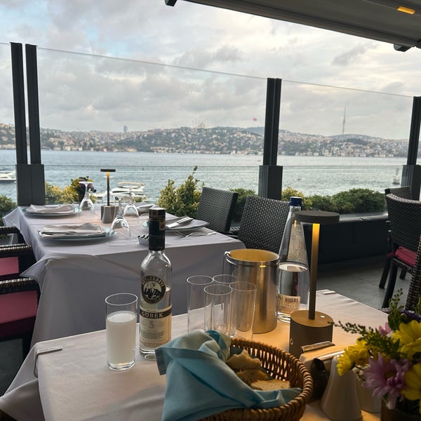 Foto diambil di Mavi Balık Restaurant oleh Gökhan D. pada 9/25/2023