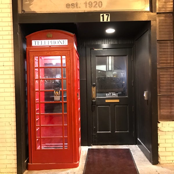 Foto tirada no(a) Red Phone Booth por Danny N. em 1/12/2017