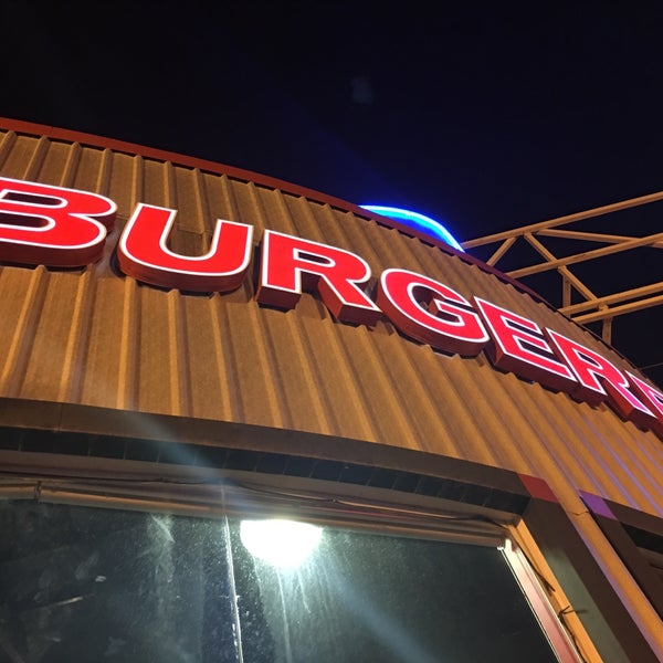 Foto tirada no(a) Burger Box por Ahmad A. em 12/2/2015