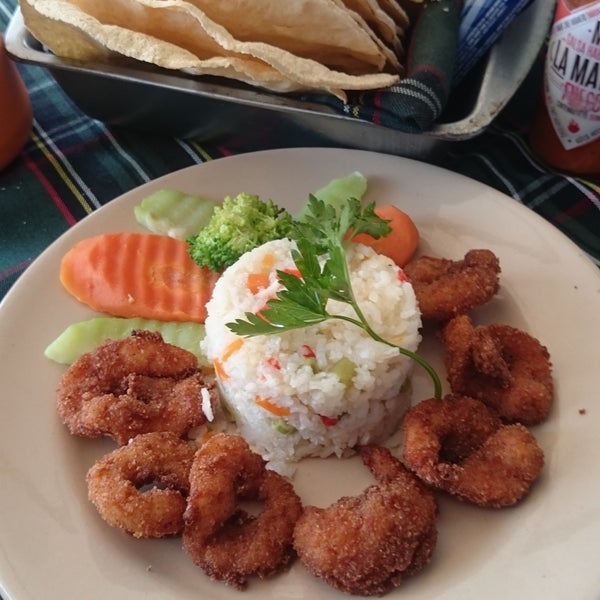 Las palomitas de camarón para empezar y después un rico huachinango al gusto,cualquiera ea muy bueno.