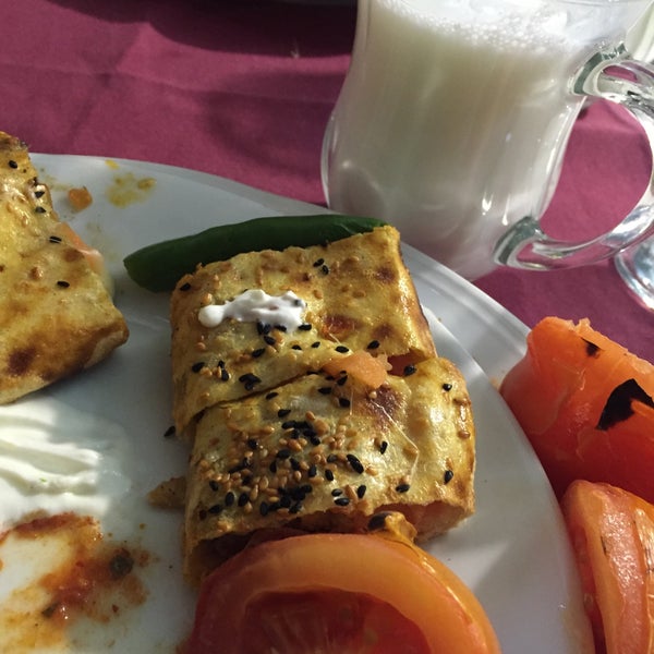 Das Foto wurde bei Melita Şark Sofrası Cafe &amp; Restaurant von Ali .. am 1/25/2016 aufgenommen