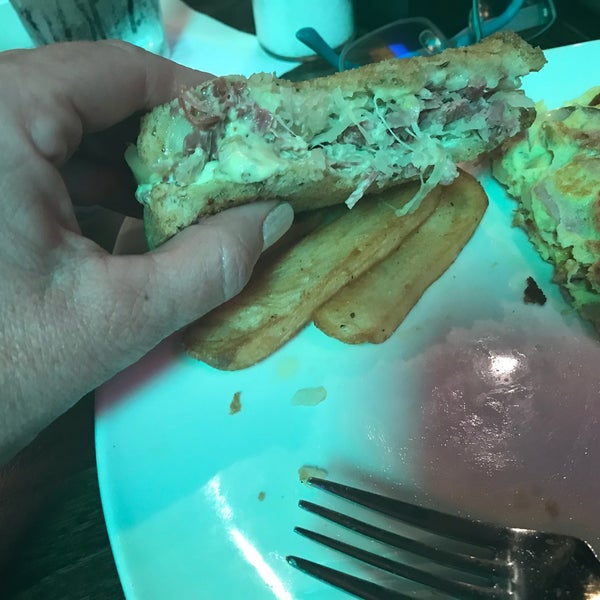 No meat in the Reuben, wouldn’t recommend.